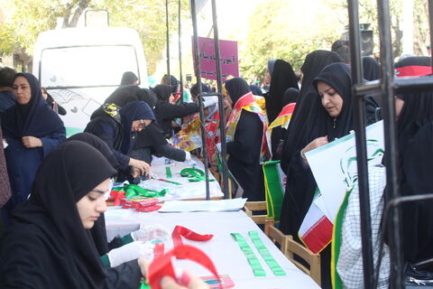 برپایی غرفه کانون پرورش فکری کودکان و نوجوانان، در مسیر راهپیمایی ۱۳آبان ۱۴۰۴، با شعار (متحد و استوار ، مقابل استکبار)2