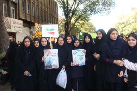 برپایی غرفه کانون پرورش فکری کودکان و نوجوانان، در مسیر راهپیمایی ۱۳آبان ۱۴۰۴، با شعار (متحد و استوار ، مقابل استکبار)2