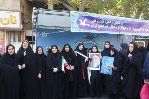 برپایی غرفه کانون پرورش فکری کودکان و نوجوانان، در مسیر راهپیمایی ۱۳آبان ۱۴۰۴، با شعار (متحد و استوار ، مقابل استکبار)2