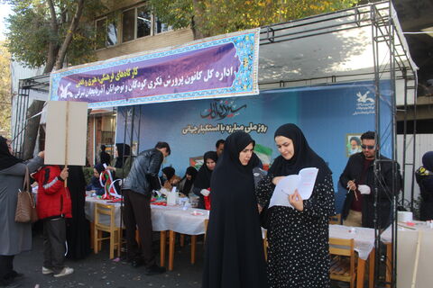 برپایی غرفه کانون پرورش فکری کودکان و نوجوانان، در مسیر راهپیمایی ۱۳آبان ۱۴۰۴، با شعار (متحد و استوار ، مقابل استکبار)2