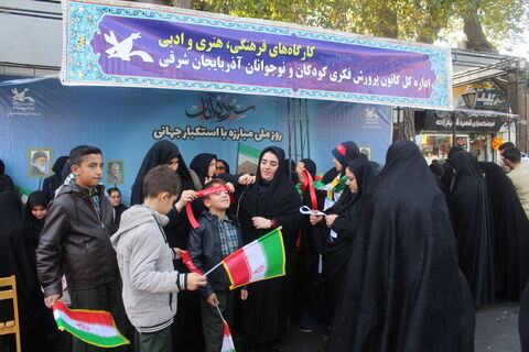برپایی غرفه کانون پرورش فکری کودکان و نوجوانان، در مسیر راهپیمایی ۱۳آبان ۱۴۰۴، با شعار (متحد و استوار ، مقابل استکبار)2