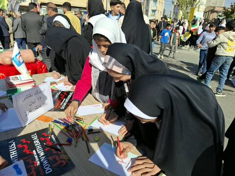 برپایی غرفه مراکز استان آذربایجان شرقی، در مسیر راهپیمایی ۱۳آبان ۱۴۰۴، با شعار (متحد و استوار ، مقابل استکبار)3