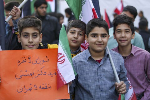 حضور مدیرعامل کانون در راهپیمایی گرامیداشت روز ۱۳ آبان