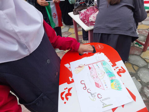 ایستگاه‌های نقاشی و چهره‌نگاری مراکز کانون پارس‌آباد، انگوت و رضی در مسیر راهپیمایی ۱۳ آبان