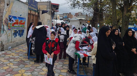 ایستگاه‌های نقاشی و چهره‌نگاری مراکز کانون پارس‌آباد، انگوت و رضی در مسیر راهپیمایی ۱۳ آبان