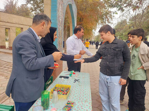 ایستگاه‌های نقاشی و چهره‌نگاری مراکز کانون پارس‌آباد، انگوت و رضی در مسیر راهپیمایی ۱۳ آبان