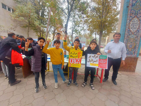 ایستگاه‌های نقاشی و چهره‌نگاری مراکز کانون پارس‌آباد، انگوت و رضی در مسیر راهپیمایی ۱۳ آبان