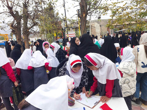 ایستگاه‌های نقاشی و چهره‌نگاری مراکز کانون پارس‌آباد، انگوت و رضی در مسیر راهپیمایی ۱۳ آبان