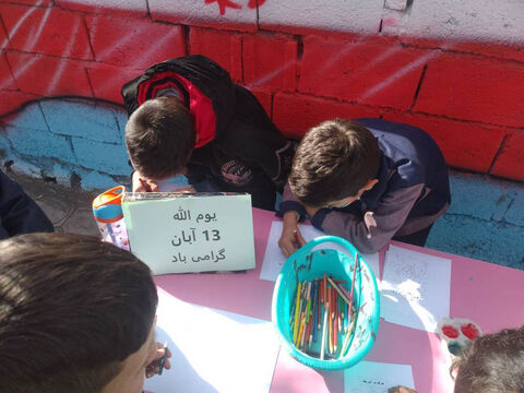 ایستگاه‌های نقاشی و چهره‌نگاری مراکز کانون پارس‌آباد، انگوت و رضی در مسیر راهپیمایی ۱۳ آبان