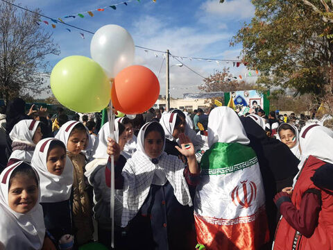 ایستگاه‌های نقاشی و چهره‌نگاری مراکز کانون پارس‌آباد، انگوت و رضی در مسیر راهپیمایی ۱۳ آبان