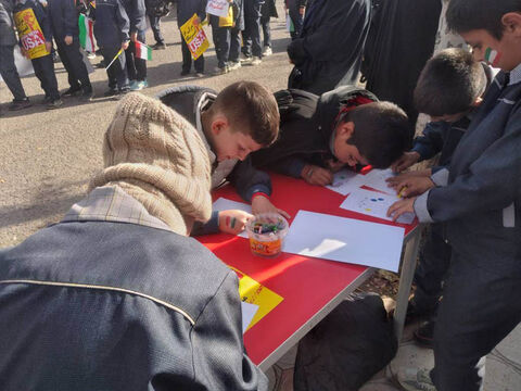 ایستگاه‌های نقاشی و چهره‌نگاری مراکز کانون پارس‌آباد، انگوت و رضی در مسیر راهپیمایی ۱۳ آبان