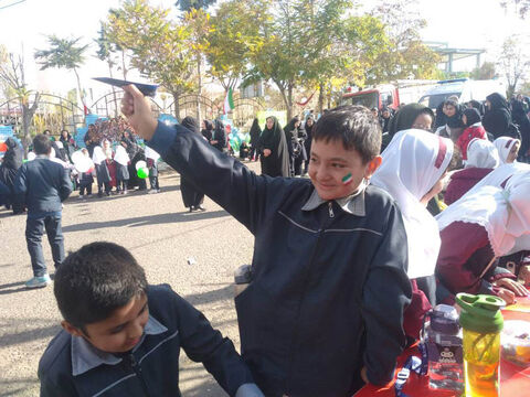 ایستگاه‌های نقاشی و چهره‌نگاری مراکز کانون پارس‌آباد، انگوت و رضی در مسیر راهپیمایی ۱۳ آبان