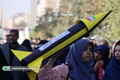 حضور مدیرعامل کانون و تماشاخانه سیار کانون استان تهران در راهپیمایی روز دانش آموز