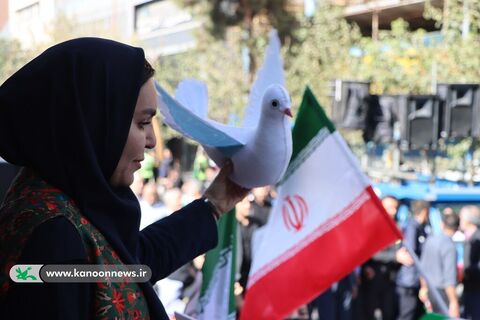 حضور مدیرعامل کانون و تماشاخانه سیار کانون استان تهران در راهپیمایی روز دانش آموز