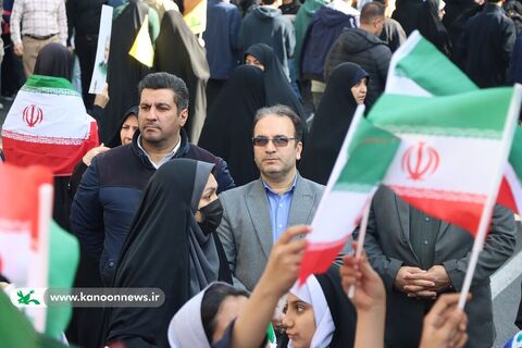 حضور مدیرعامل کانون و تماشاخانه سیار کانون استان تهران در راهپیمایی روز دانش آموز