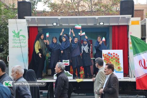 حضور مدیرعامل کانون و تماشاخانه سیار کانون استان تهران در راهپیمایی روز دانش آموز