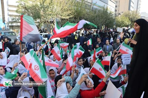 حضور مدیرعامل کانون و تماشاخانه سیار کانون استان تهران در راهپیمایی روز دانش آموز