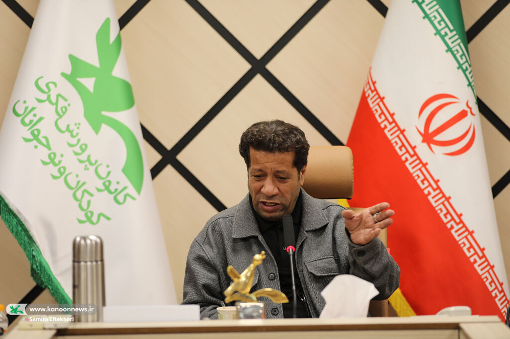 چهارمین نشست با همان شعر ایران نیازی به موشک ندارد؛ خودش قدرت است/ قیصر نسل جوان را دوباره عاشق شعر کرد