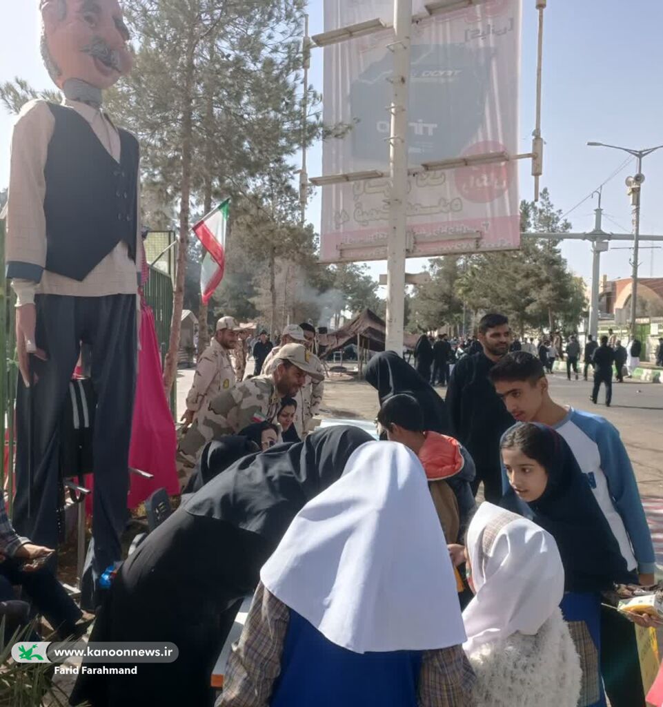 حضور پرشور همکاران کانون پرورش فکری سیستان و بلوچستان در راهپیمایی روز دانش آموز