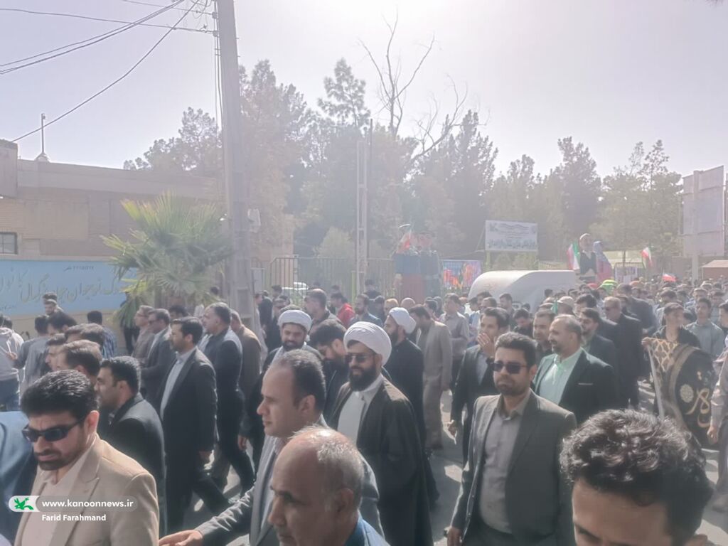 حضور پرشور همکاران کانون پرورش فکری سیستان و بلوچستان در راهپیمایی روز دانش آموز