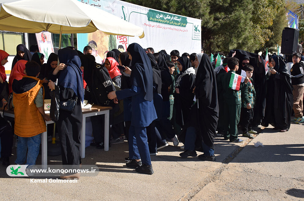 برپایی ایستگاه‌های فرهنگی هنری کانون لرستان؛ نمایش استکبارستیزی در۱۳ آبان