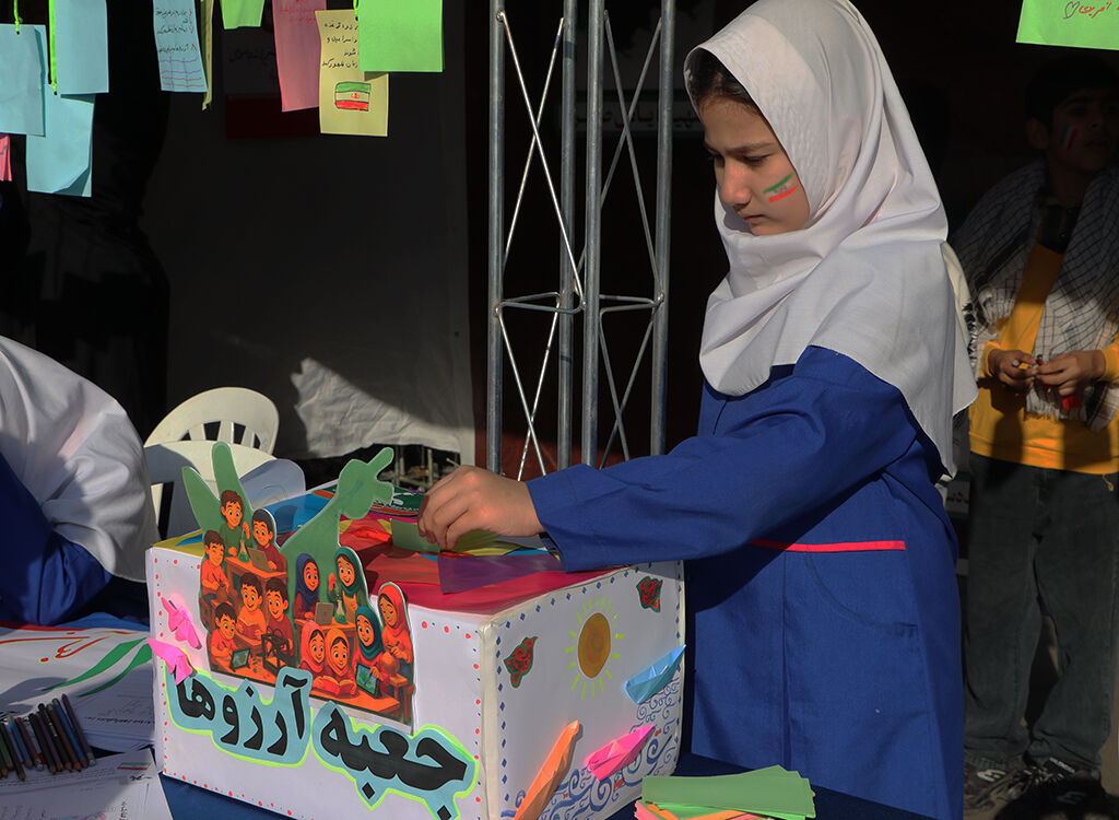 متحد و استوار مقابل استکبار؛ پیام هنرمندانه کودکان گیلانی در روز ۱۳ آبان