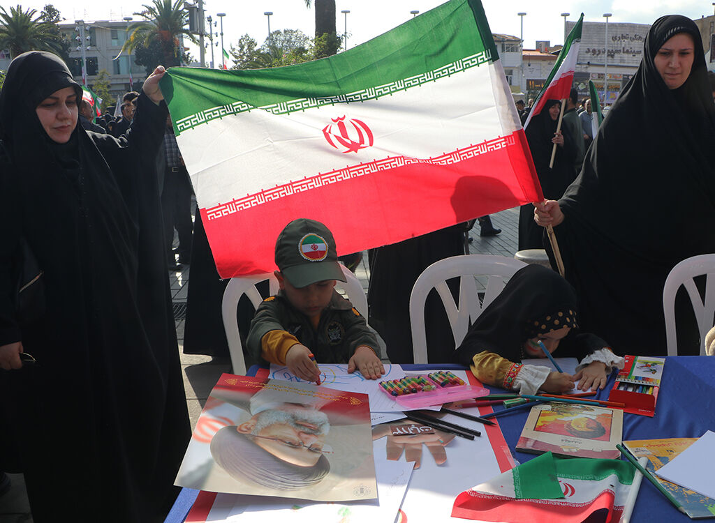 متحد و استوار مقابل استکبار؛ پیام هنرمندانه کودکان گیلانی در روز ۱۳ آبان