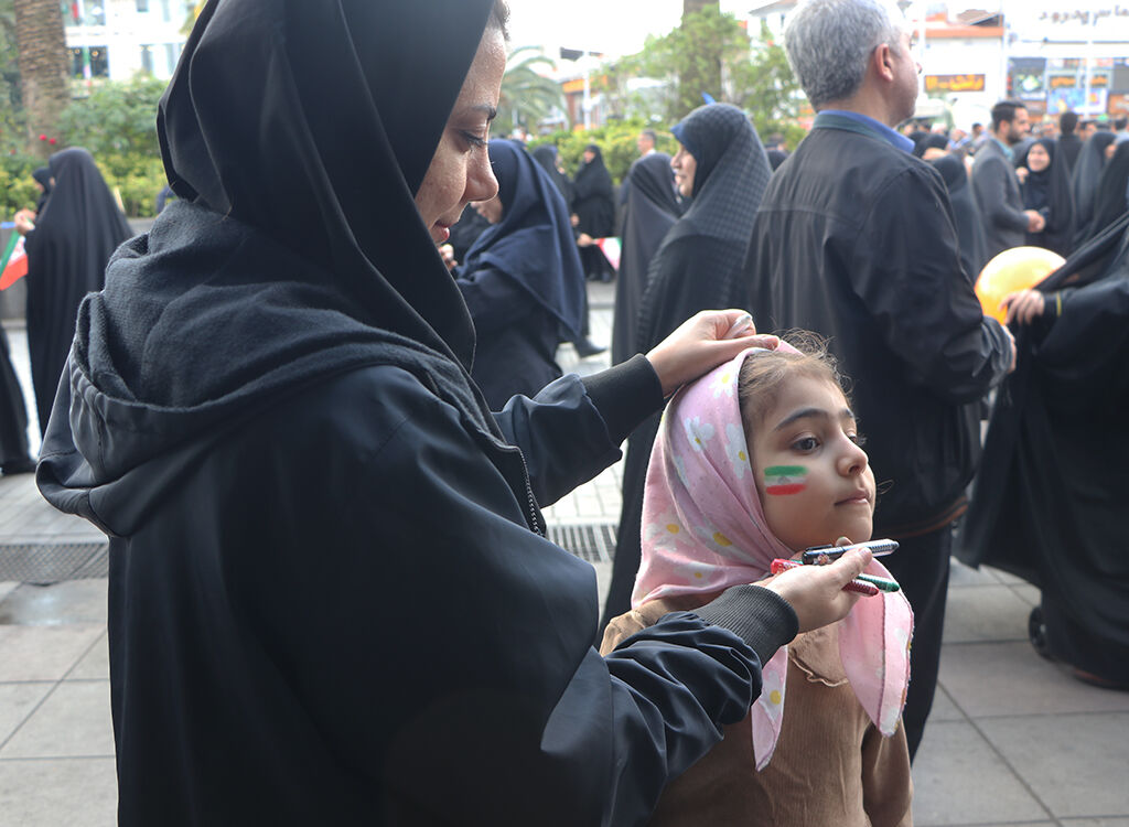 متحد و استوار مقابل استکبار؛ پیام هنرمندانه کودکان گیلانی در روز ۱۳ آبان