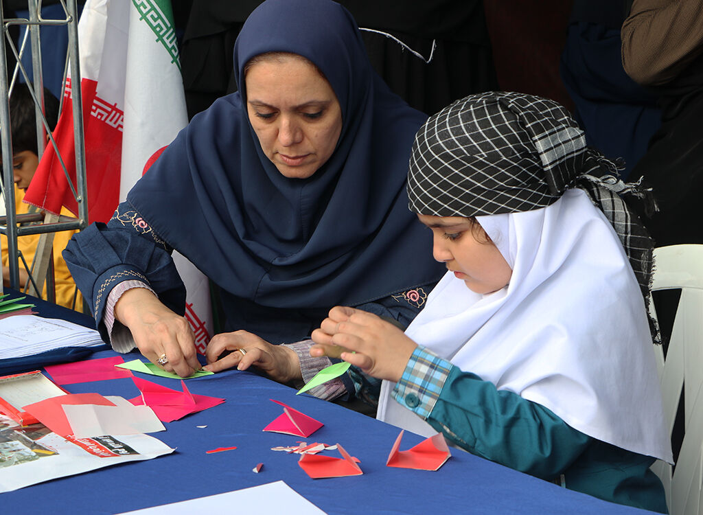 متحد و استوار مقابل استکبار؛ پیام هنرمندانه کودکان گیلانی در روز ۱۳ آبان