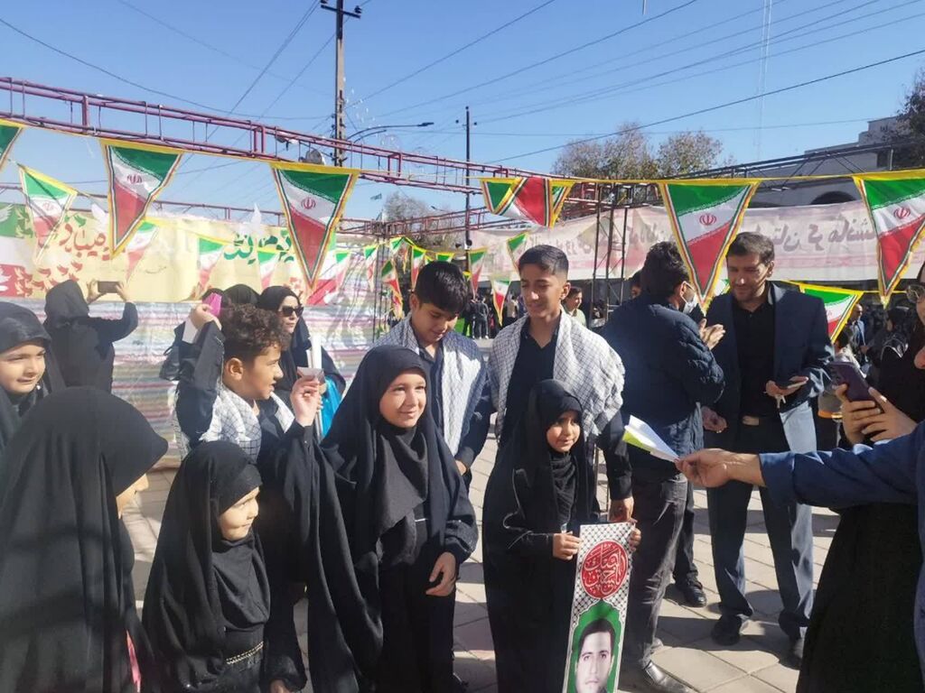 نفش‌آفرینی غرفه کانون کرمانشاه در راهپیمایی ۱۳ آبان