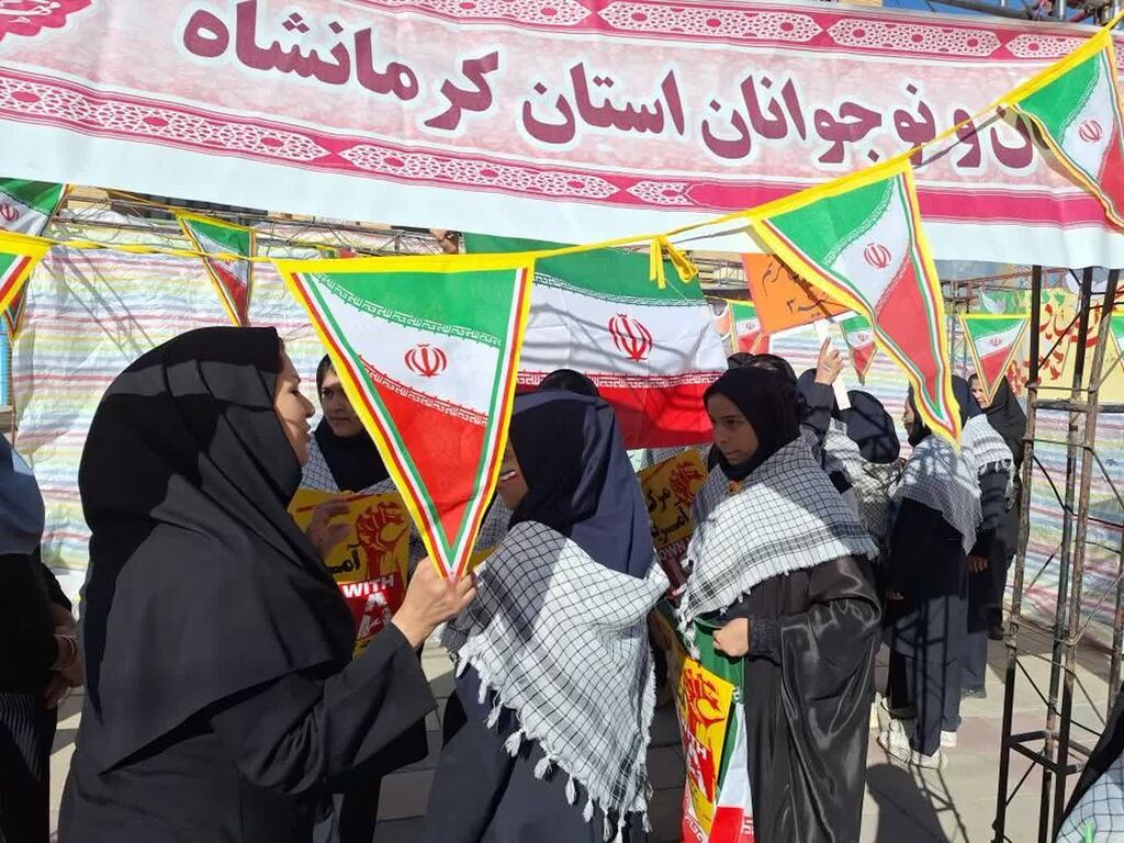 نفشآفرینی غرفه کانون کرمانشاه در راهپیمایی ۱۳ آبان