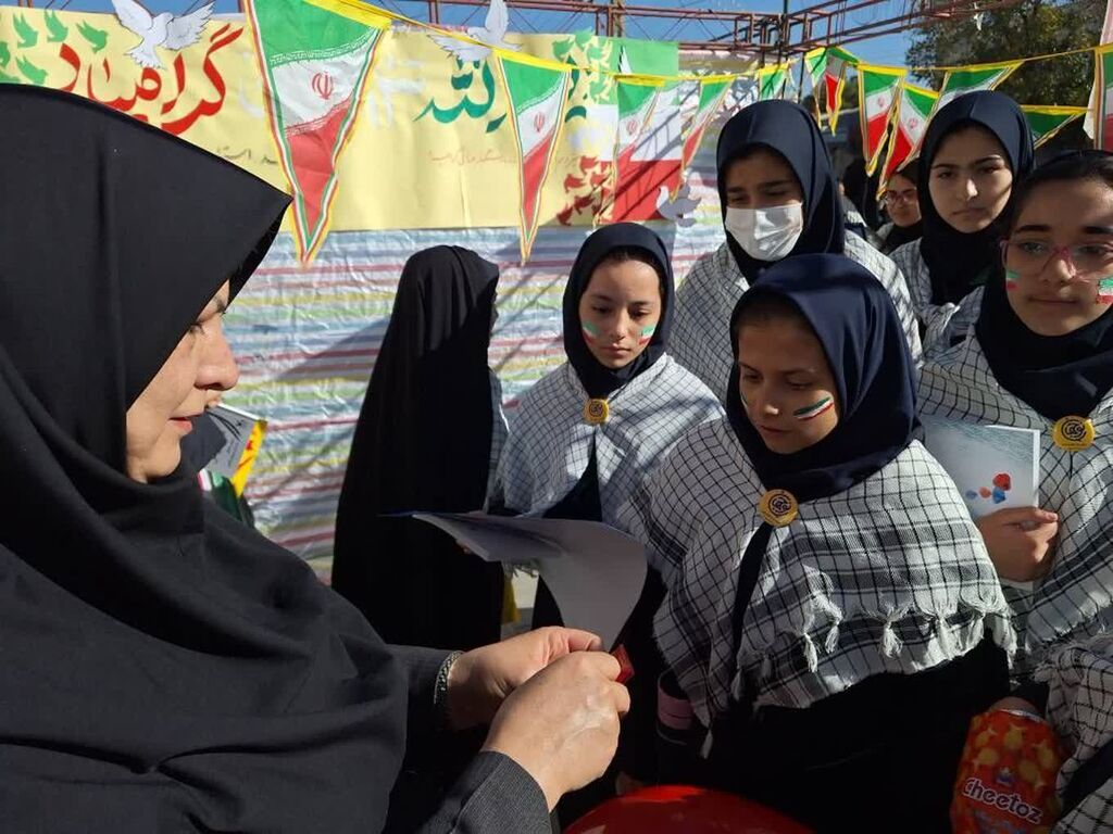 نفشآفرینی غرفه کانون کرمانشاه در راهپیمایی ۱۳ آبان