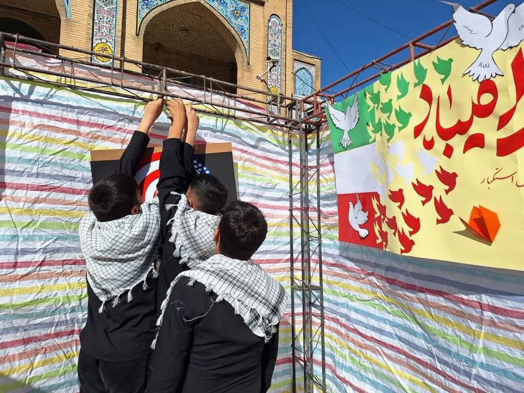 نفشآفرینی غرفه کانون کرمانشاه در راهپیمایی ۱۳ آبان