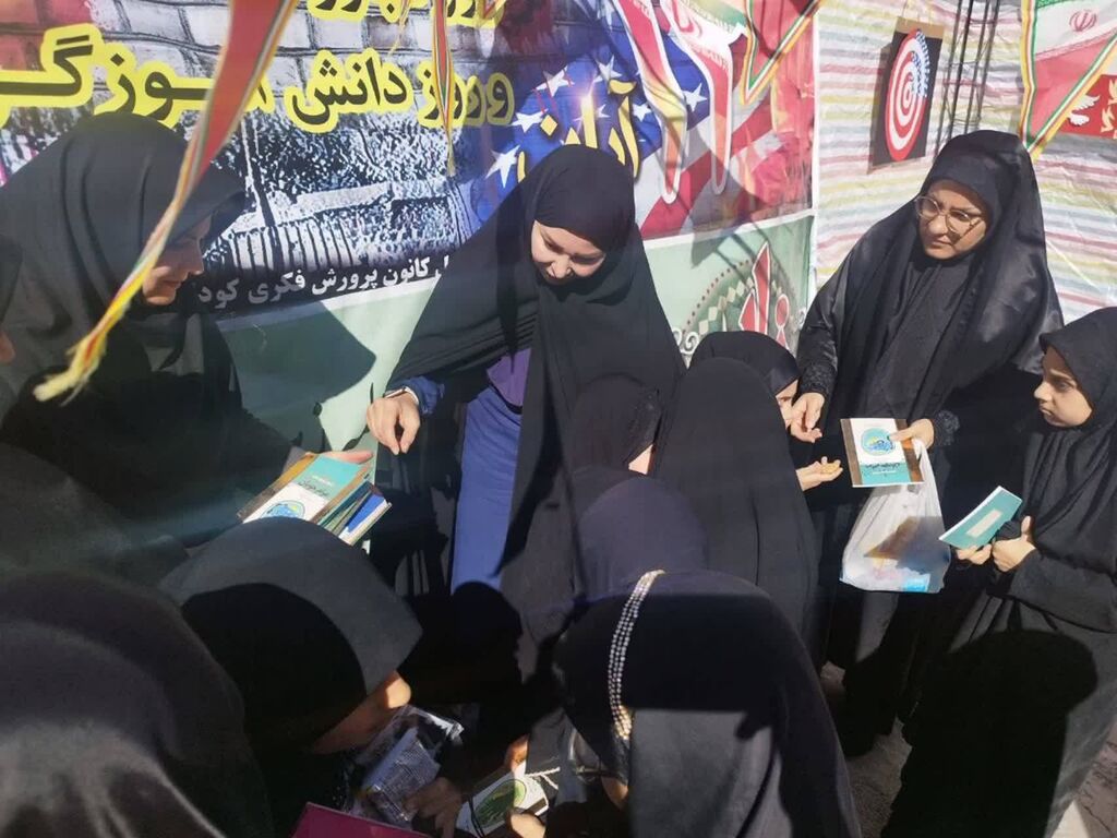 نفشآفرینی غرفه کانون کرمانشاه در راهپیمایی ۱۳ آبان