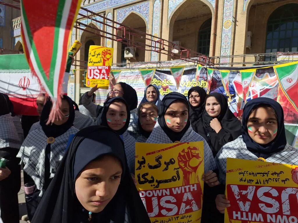 نفشآفرینی غرفه کانون کرمانشاه در راهپیمایی ۱۳ آبان