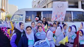 حضور همکاران کانون پرورش فکری استان سمنان در راهپیمایی ۱۳ آبان با اجرای برنامه‌های فرهنگی و هنری