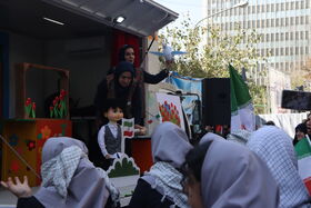 حضور تماشاخانه سیار کانون استان تهران در روز ۱۳ آبان؛ روایت فرهنگی از هنر و آموزش در مسیر راهپیمایی