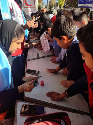 برپایی ایستگاه نقاشی در مسیر راهپیمایی 13 آبان شهرستان کاشمر