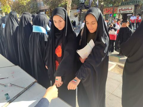 برپایی ایستگاه نقاشی در مسیر راهپیمایی 13 آبان شهرستان کاشمر