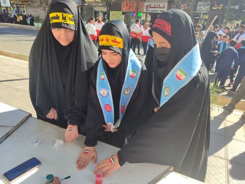 برپایی ایستگاه نقاشی در مسیر راهپیمایی 13 آبان شهرستان کاشمر