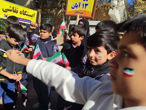 برپایی ایستگاه نقاشی در مسیر راهپیمایی 13 آبان شهرستان کاشمر