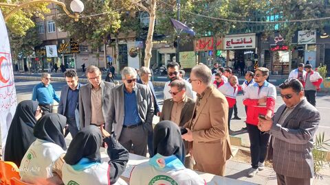 برپایی ایستگاه نقاشی در مسیر راهپیمایی 13 آبان شهرستان کاشمر