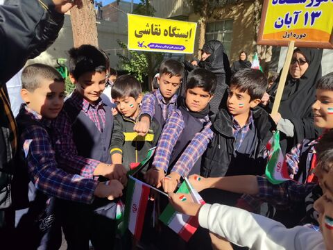 برپایی ایستگاه نقاشی در مسیر راهپیمایی 13 آبان شهرستان کاشمر