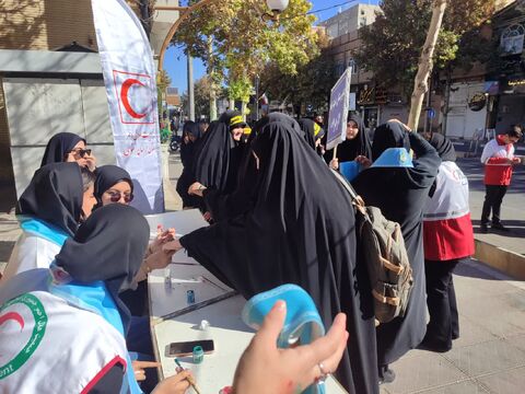 برپایی ایستگاه نقاشی در مسیر راهپیمایی 13 آبان شهرستان کاشمر