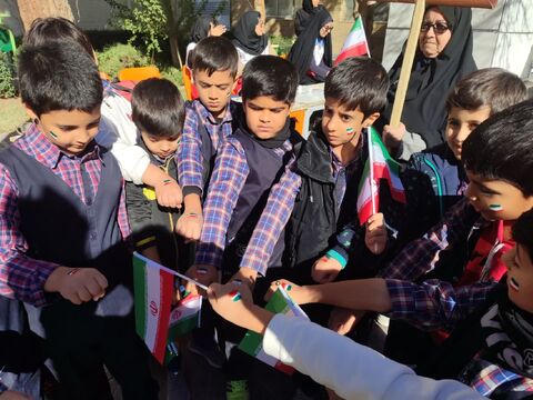 برپایی ایستگاه نقاشی در مسیر راهپیمایی 13 آبان شهرستان کاشمر