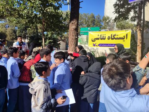 برپایی ایستگاه نقاشی در مسیر راهپیمایی 13 آبان شهرستان کاشمر