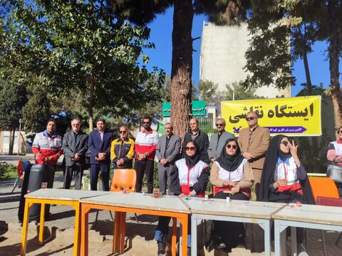 برپایی ایستگاه نقاشی در مسیر راهپیمایی 13 آبان شهرستان کاشمر