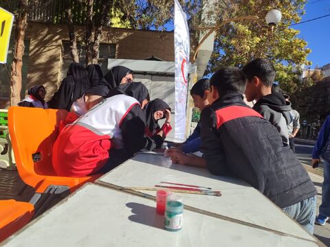 برپایی ایستگاه نقاشی در مسیر راهپیمایی 13 آبان شهرستان کاشمر