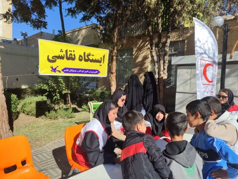 برپایی ایستگاه نقاشی در مسیر راهپیمایی 13 آبان شهرستان کاشمر