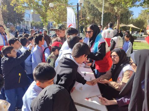 برپایی ایستگاه نقاشی در مسیر راهپیمایی 13 آبان شهرستان کاشمر